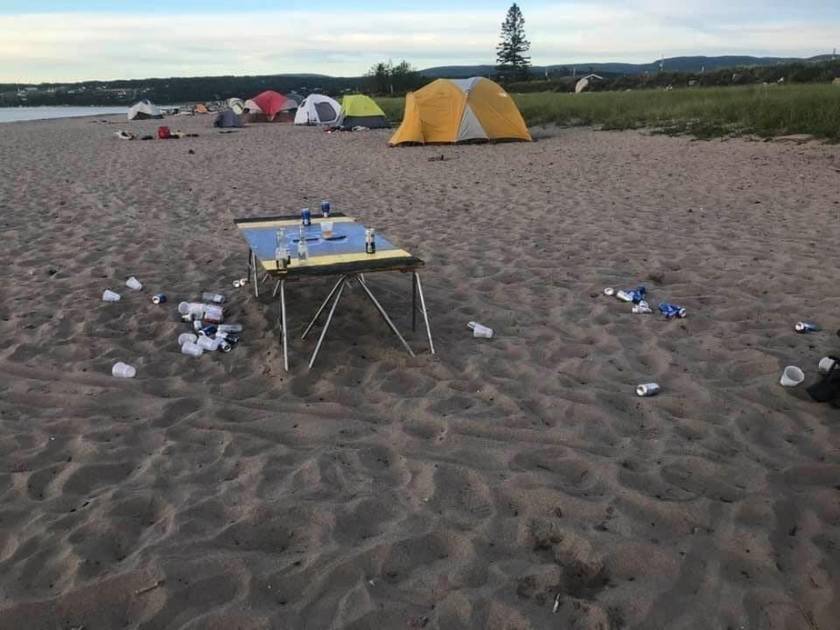 Gaspé précise l'interdiction de camping sur ses plages