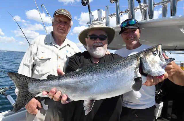 Vivre l'expérience de pêche du lac Ontario à bord du Mr. T