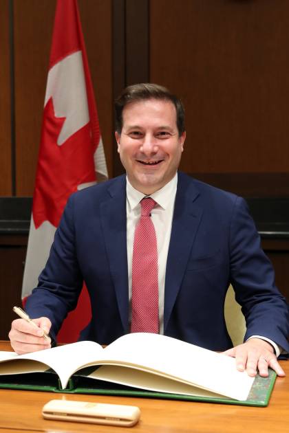 Contrôle des armes à feu : Ottawa adopte le projet de loi C-21 